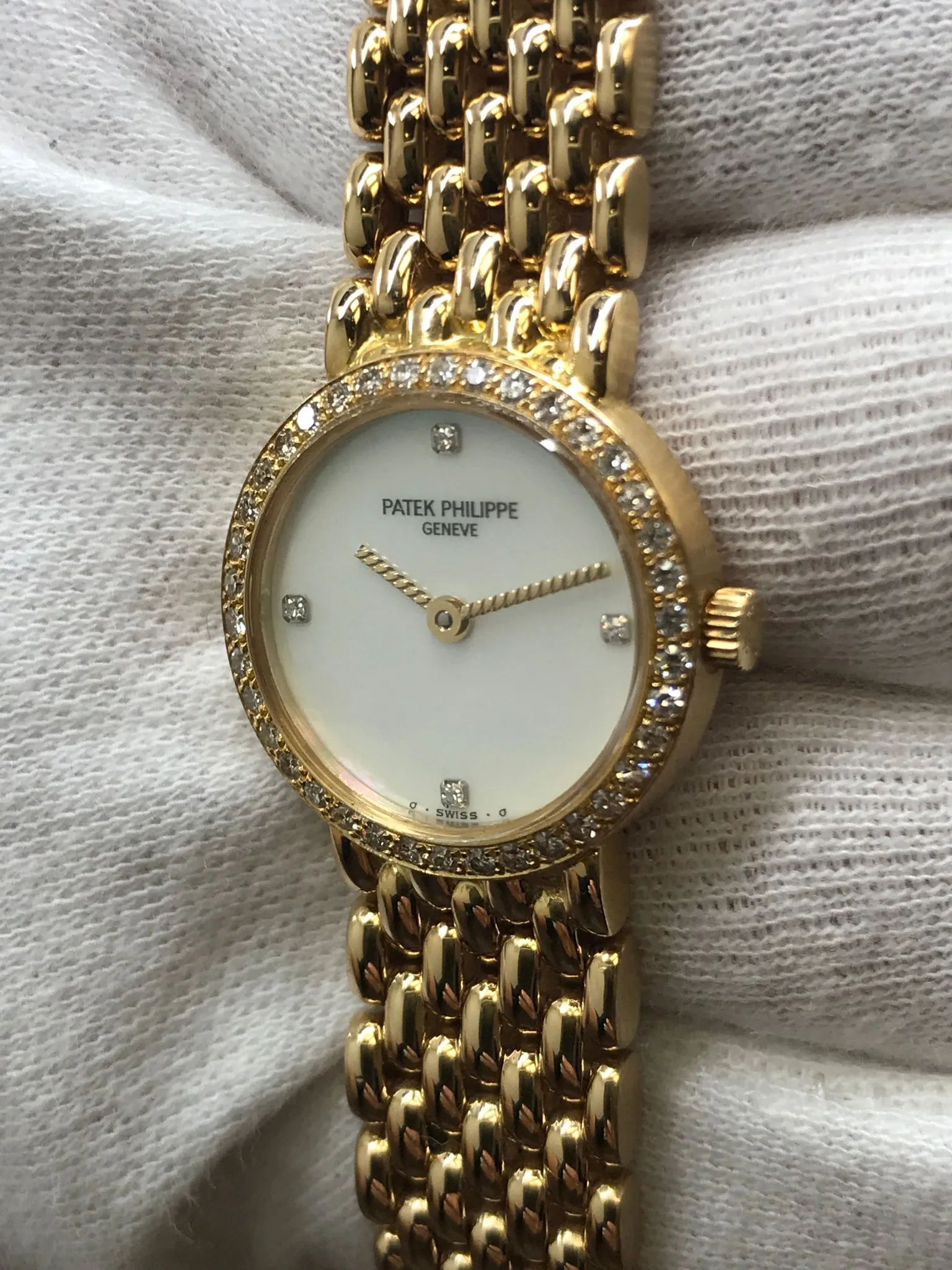 Patek Philippe Calatrava 4707/11 Mother of Pearl Diamond Dial Quartz Women's Watch