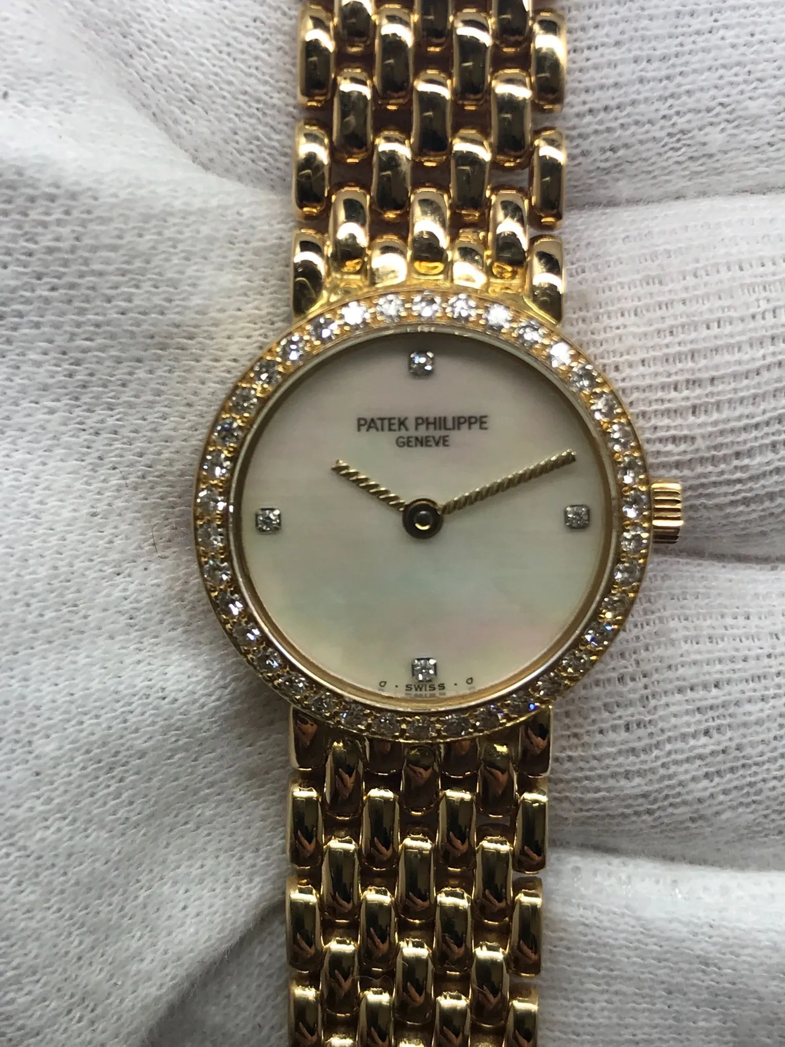 Patek Philippe Calatrava 4707/11 Mother of Pearl Diamond Dial Quartz Women's Watch